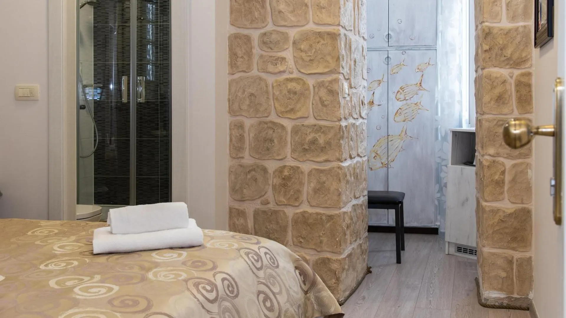 Queen Teuta Luxury Rooms Split Guest house
