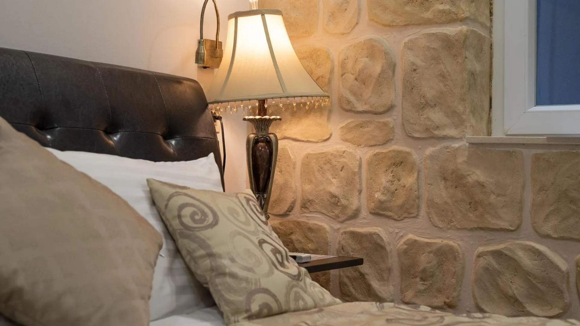 Queen Teuta Luxury Rooms Split Guest house