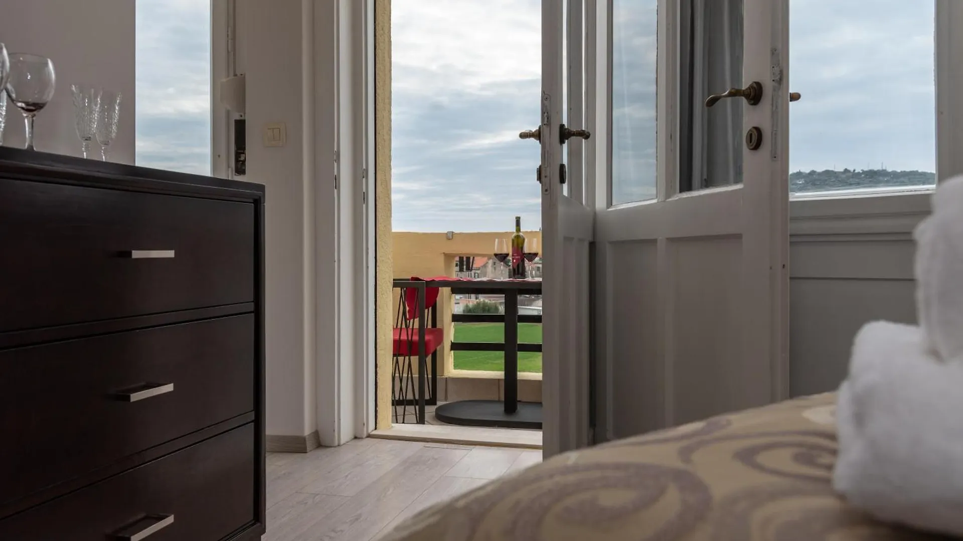 Queen Teuta Luxury Rooms Split Guest house